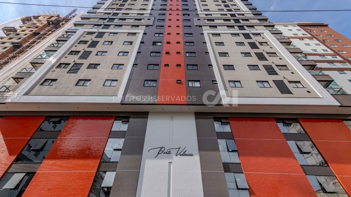 Apartamento com 3 suítes no edifício Porto Valência na Meia Praia em Itapema