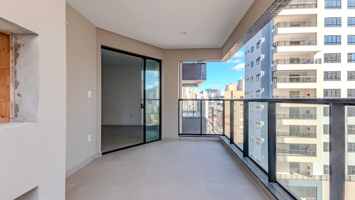 Apartamento com 3 suítes no edifício Porto Valência na Meia Praia em Itapema