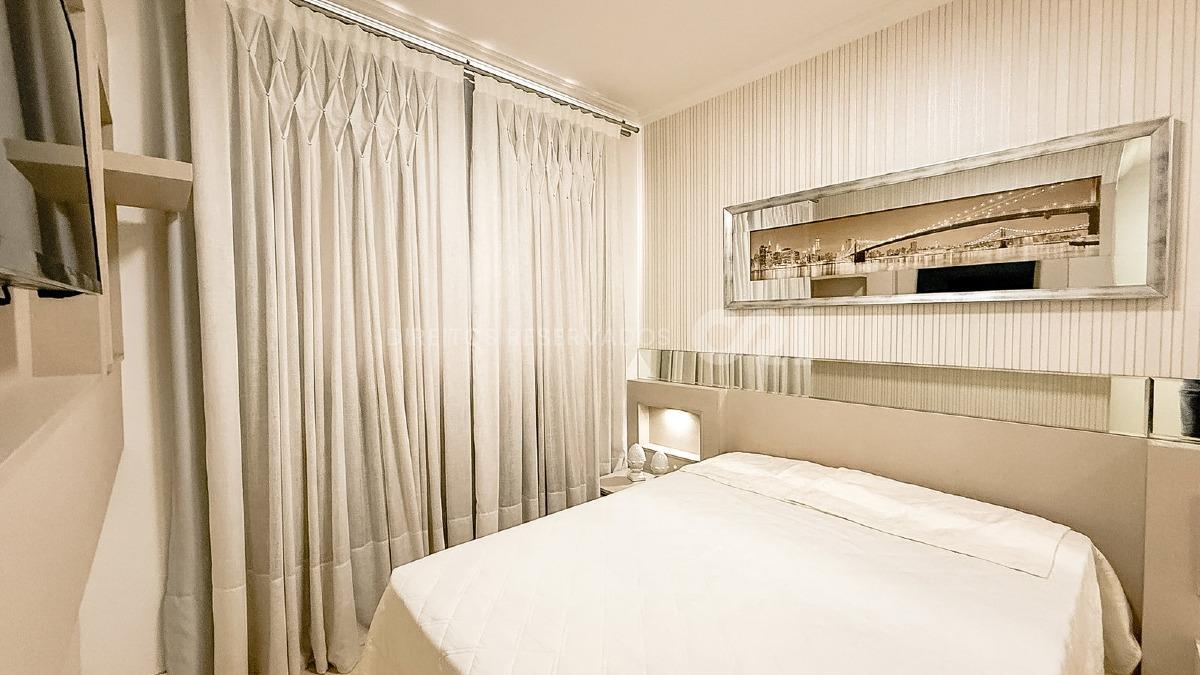 Apartamento com 4 suítes no Le Prestige na Meia Praia em Itapema