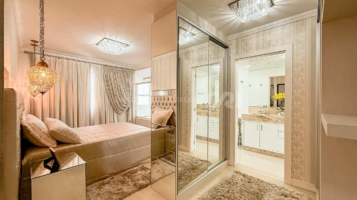 Apartamento com 4 suítes no Le Prestige na Meia Praia em Itapema