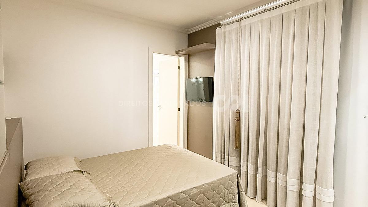 Apartamento com 4 suítes no Le Prestige na Meia Praia em Itapema