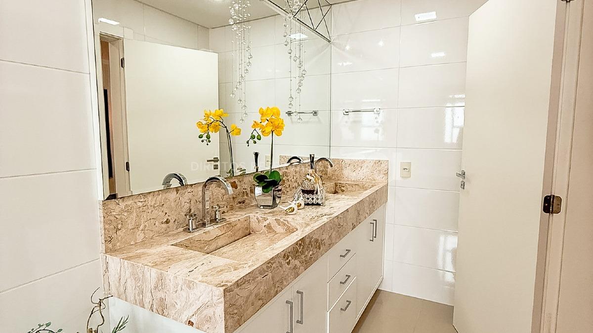 Apartamento com 4 suítes no Le Prestige na Meia Praia em Itapema