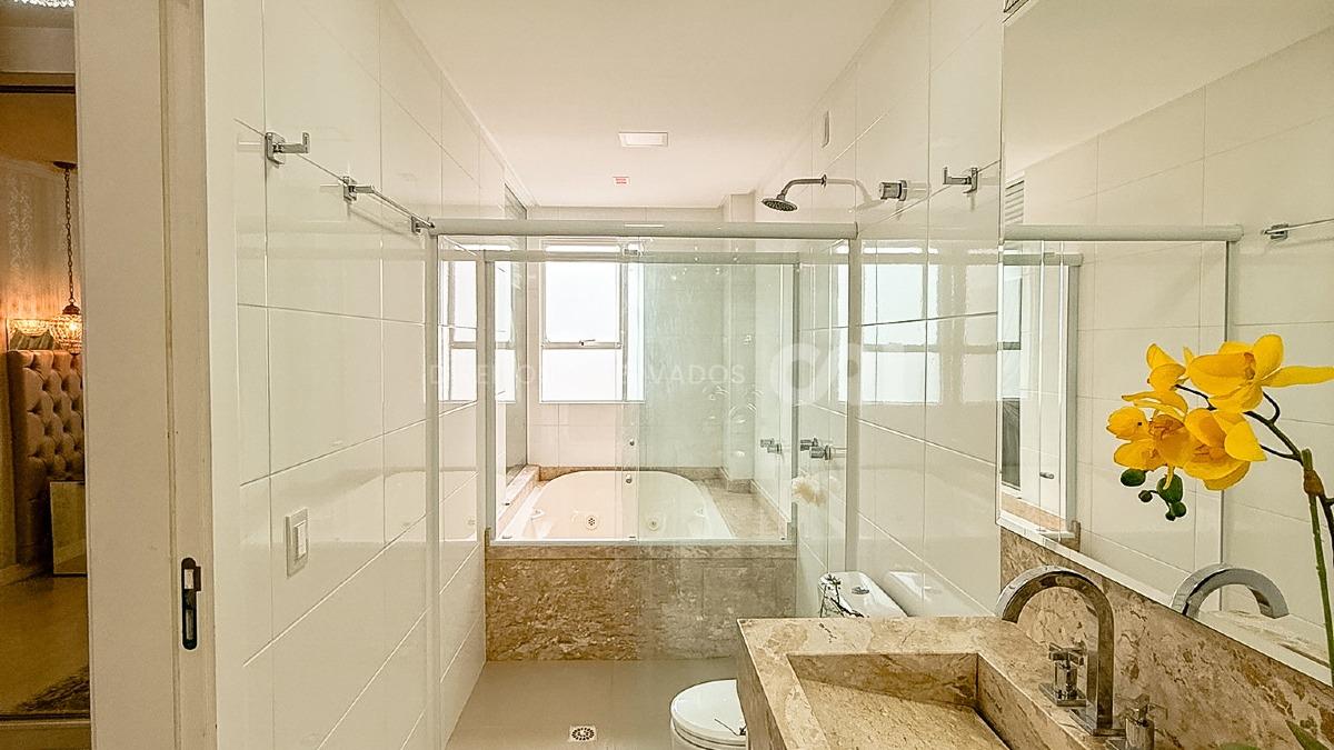 Apartamento com 4 suítes no Le Prestige na Meia Praia em Itapema