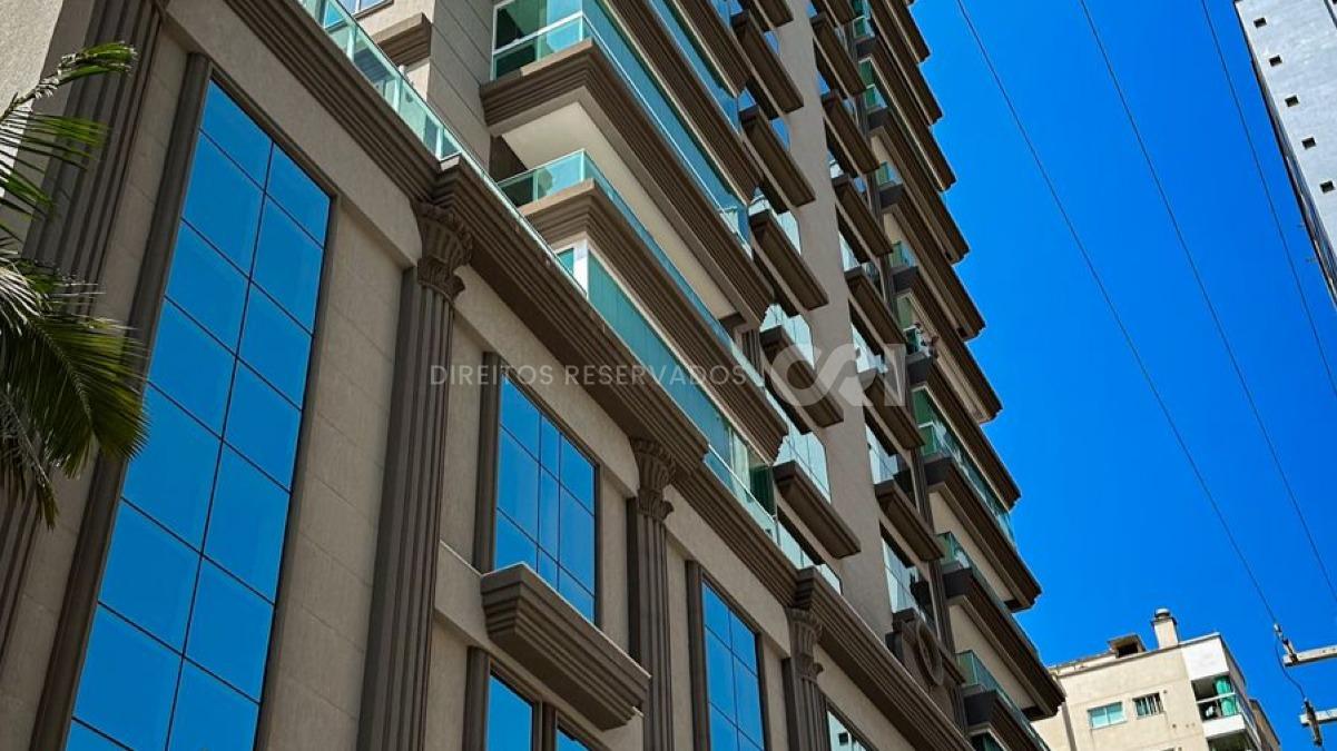 Apartamento com 3 suítes no Nizuc Residence na Meia Praia em Itapema