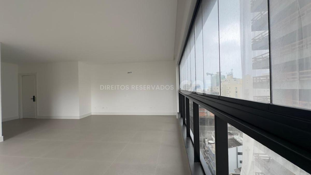 Apartamento com 3 suítes no Vancouver Residence na Meia Praia em Itapema