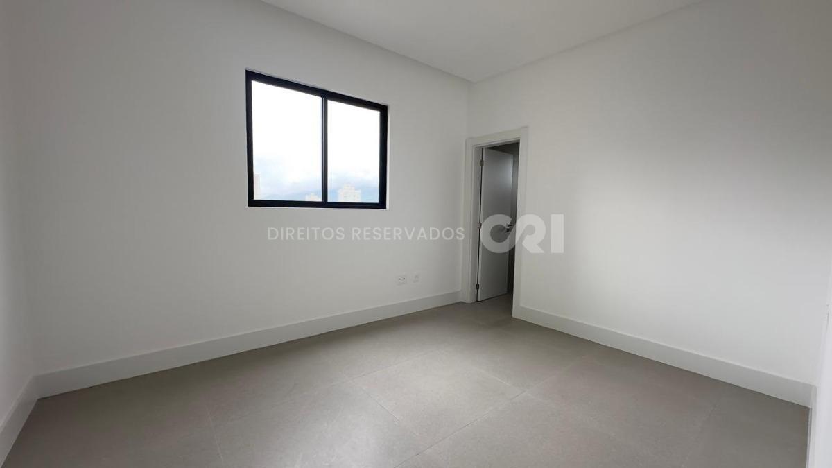 Apartamento com 3 suítes no Vancouver Residence na Meia Praia em Itapema