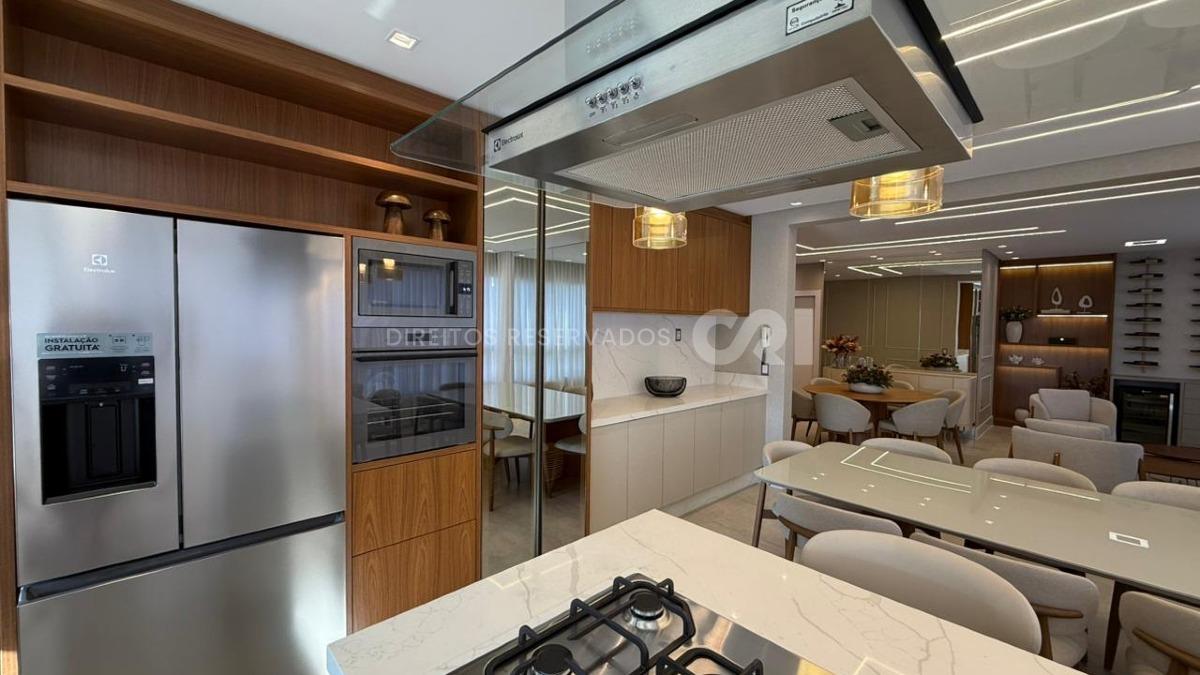 Apartamento quadra mar com 4 suítes no Residencial Milano na Meia Praia Itapema