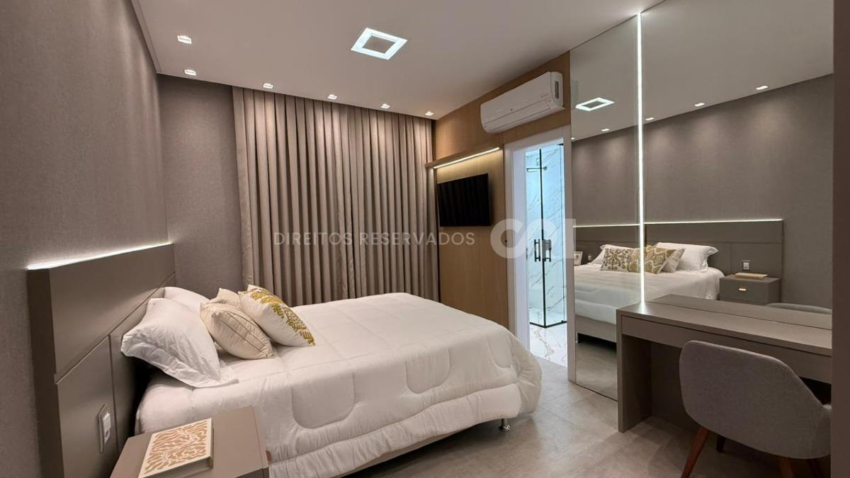 Apartamento quadra mar com 4 suítes no Residencial Milano na Meia Praia Itapema