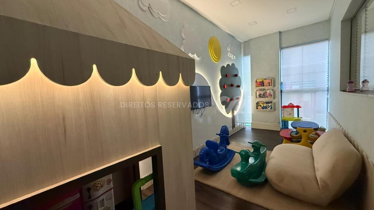 Apartamento quadra mar com 4 suítes no Residencial Milano na Meia Praia Itapema