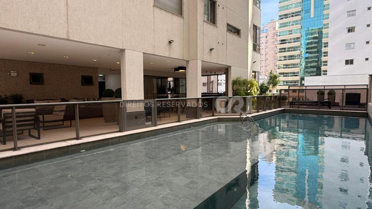 Apartamento quadra mar com 4 suítes no Residencial Milano na Meia Praia Itapema