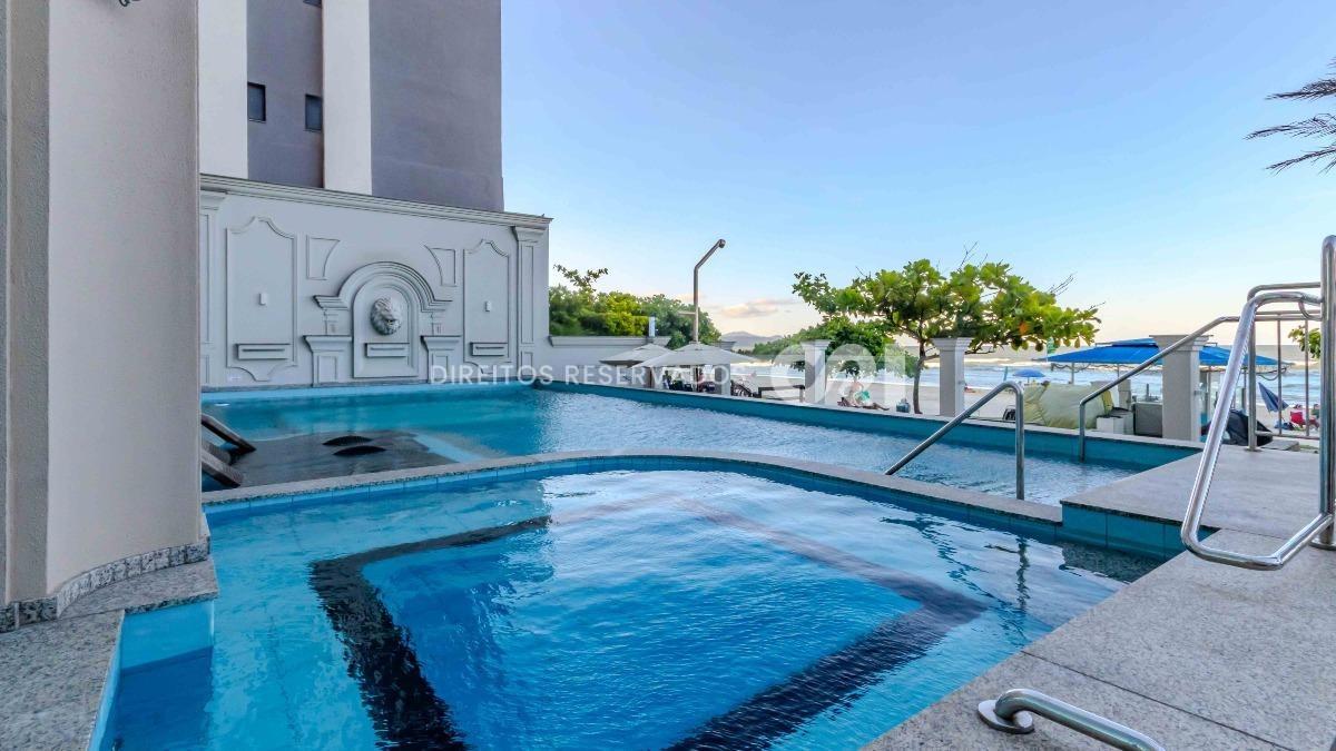 Apartamento com 4 suítes Le Biarritz Résidence na Meia Praia em Itapema