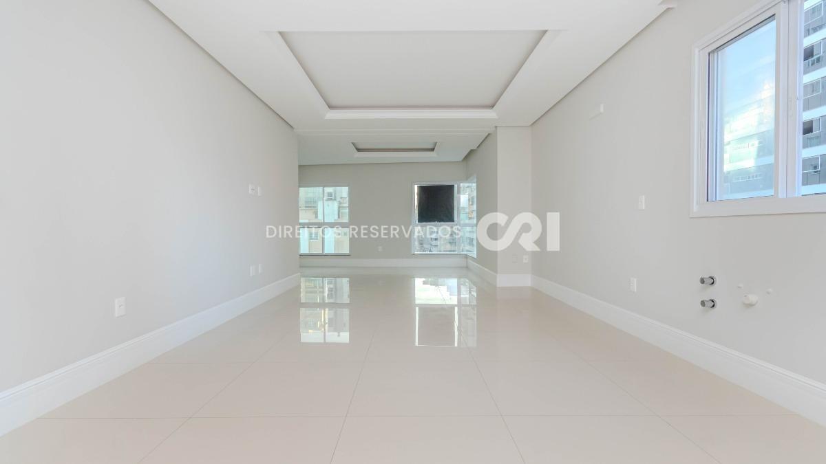 Apartamento com 4 suítes Le Biarritz Résidence na Meia Praia em Itapema