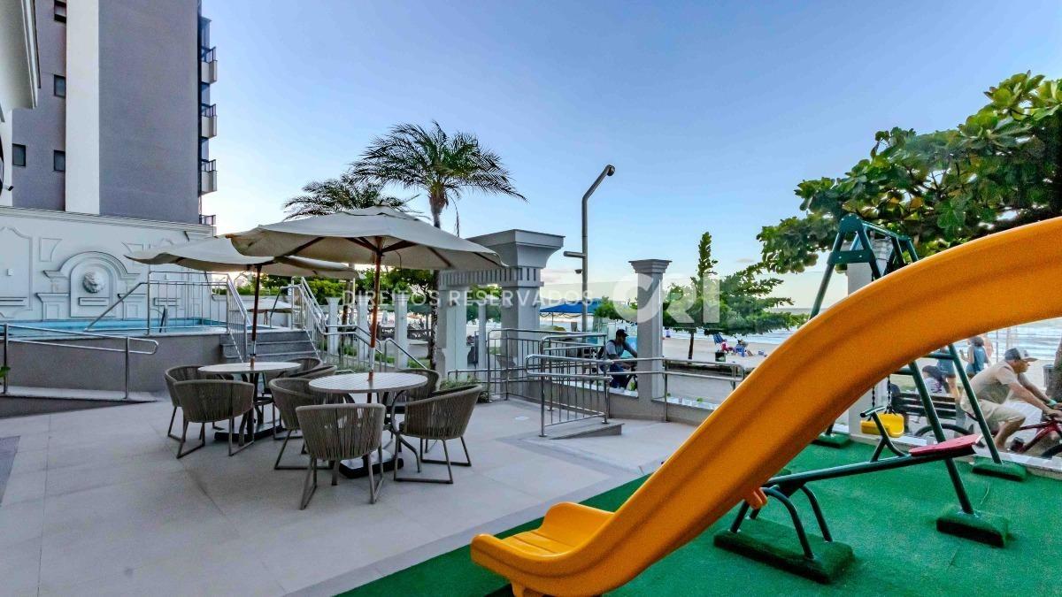 Apartamento com 4 suítes Le Biarritz Résidence na Meia Praia em Itapema