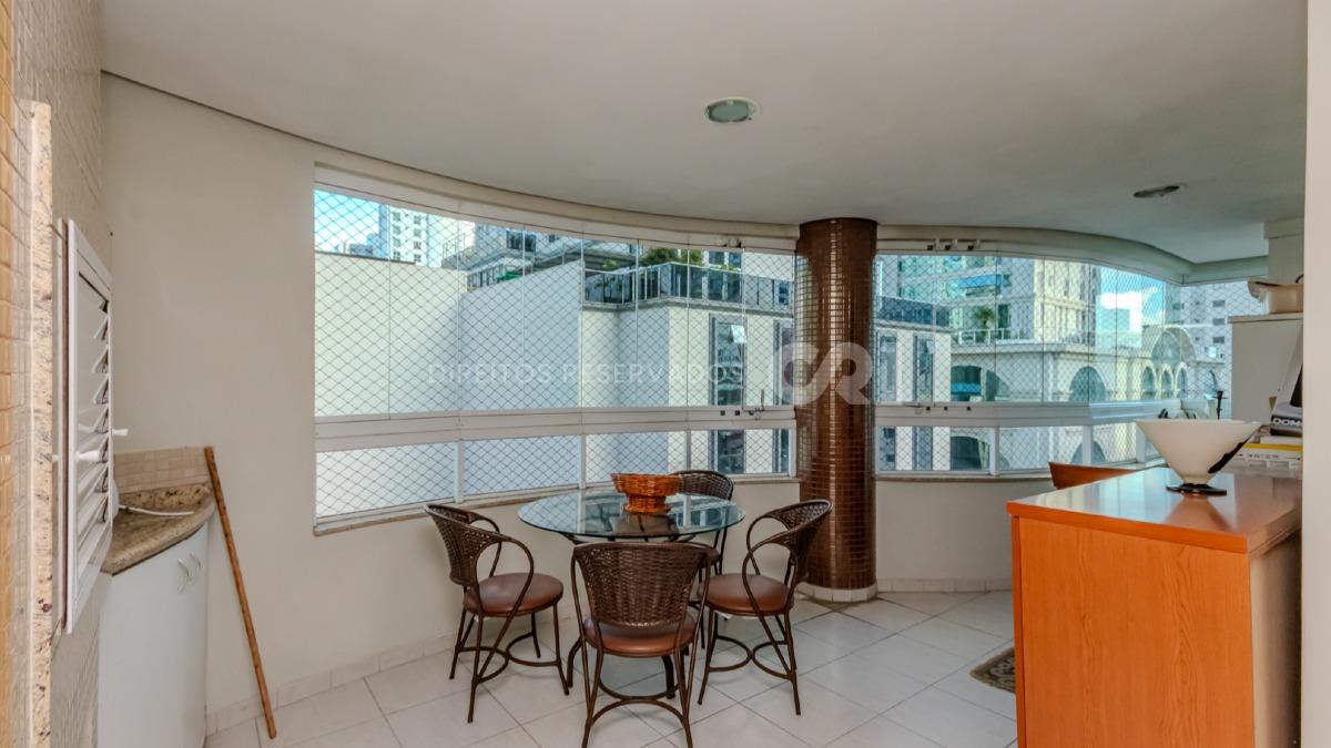 Apartamento com 2 suítes no Villaggio Di Roma no Centro de Balneário Camboriú