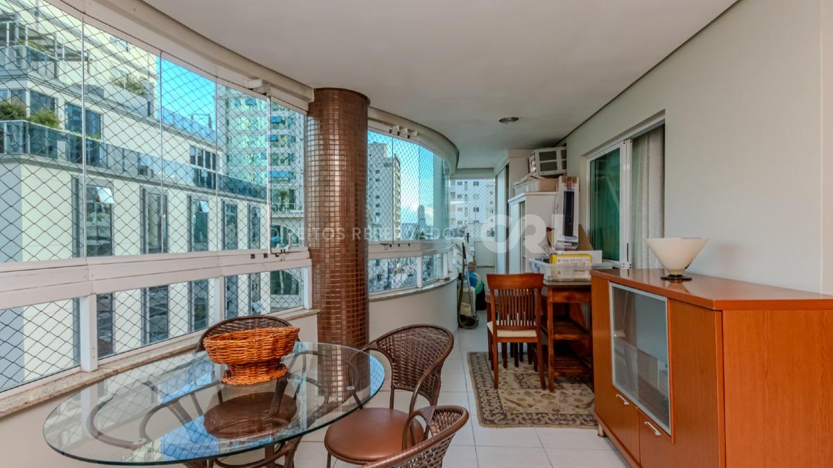 Apartamento com 2 suítes no Villaggio Di Roma no Centro de Balneário Camboriú