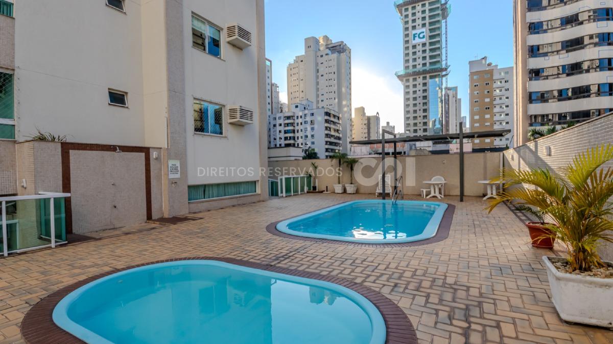 Apartamento com 2 suítes no Villaggio Di Roma no Centro de Balneário Camboriú