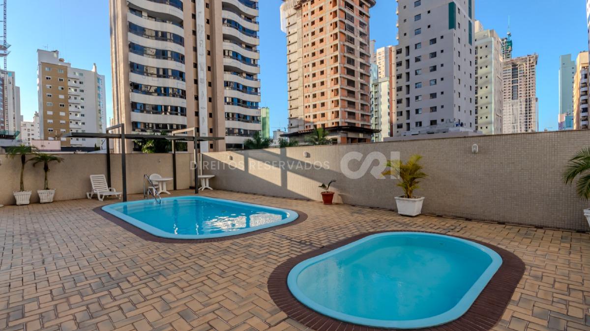Apartamento com 2 suítes no Villaggio Di Roma no Centro de Balneário Camboriú