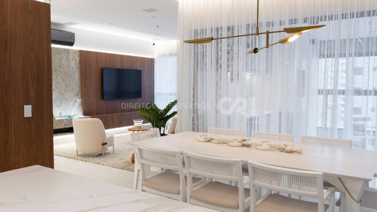 Apartamento com 3 suítes no Edifício Cosmopolitan na Meia Praia Itapema