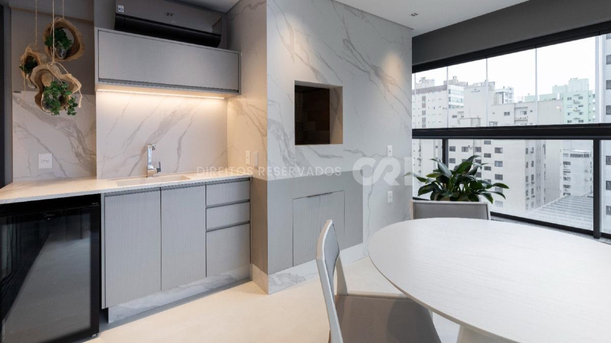 Apartamento com 3 suítes no Edifício Cosmopolitan na Meia Praia Itapema