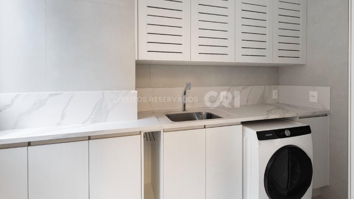 Apartamento com 3 suítes no Edifício Cosmopolitan na Meia Praia Itapema