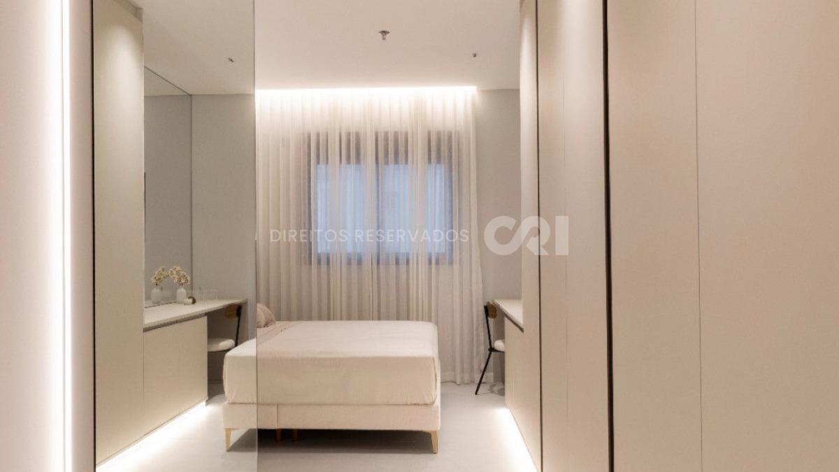 Apartamento com 3 suítes no Edifício Cosmopolitan na Meia Praia Itapema