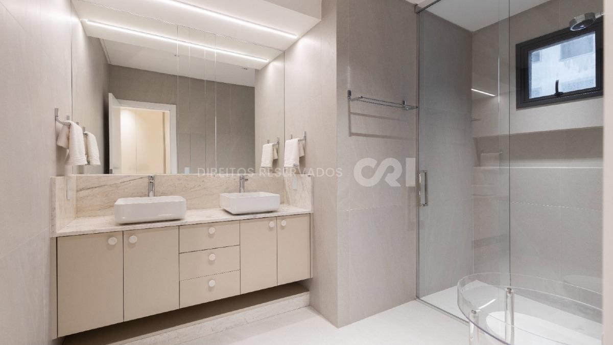 Apartamento com 3 suítes no Edifício Cosmopolitan na Meia Praia Itapema