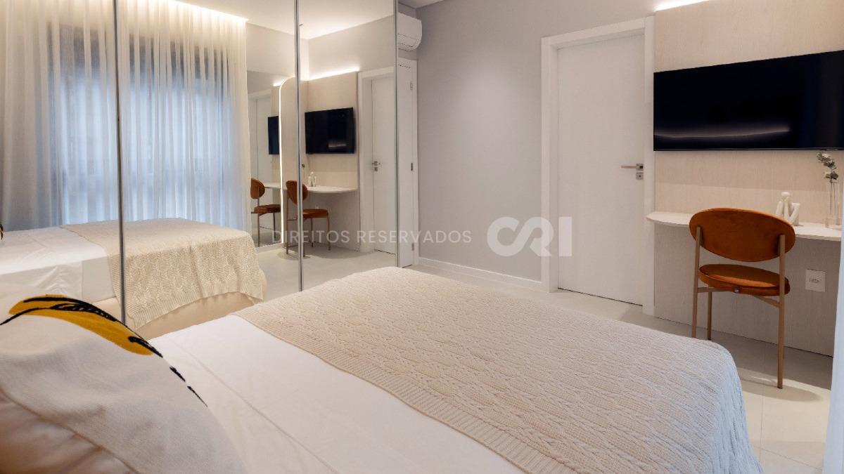 Apartamento com 3 suítes no Edifício Cosmopolitan na Meia Praia Itapema