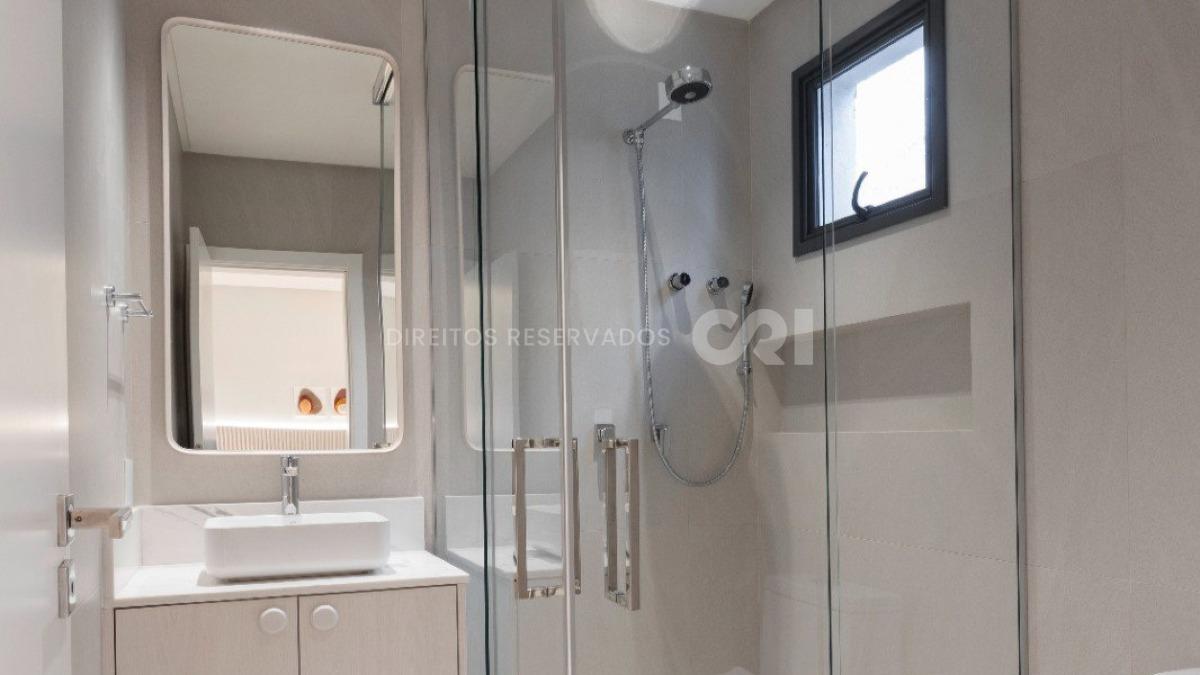 Apartamento com 3 suítes no Edifício Cosmopolitan na Meia Praia Itapema