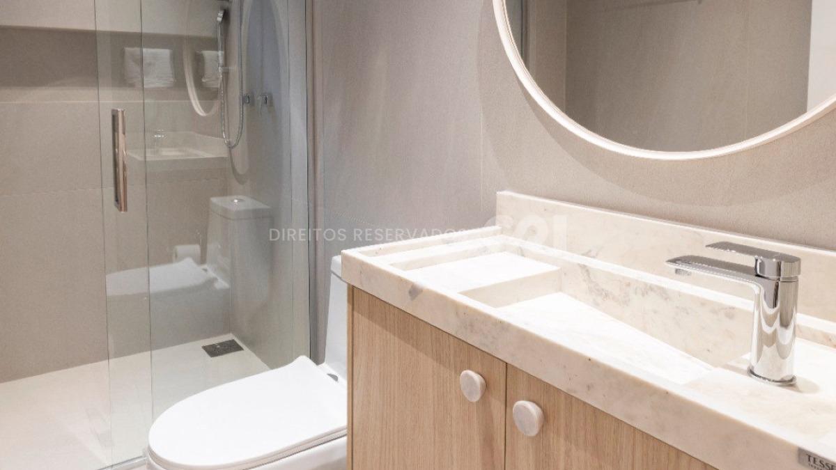 Apartamento com 3 suítes no Edifício Cosmopolitan na Meia Praia Itapema
