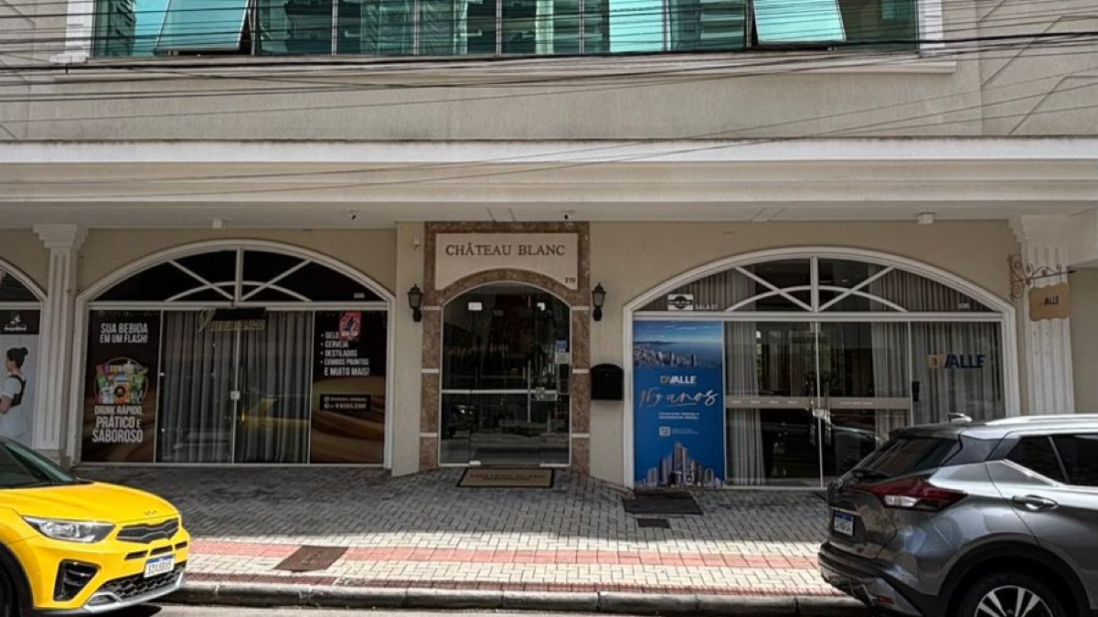 Sala Comercial no Edifício Chateau Blanc na Meia Praia, Itapema