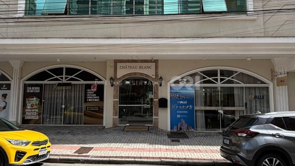 Sala Comercial no Edifício Chateau Blanc na Meia Praia, Itapema