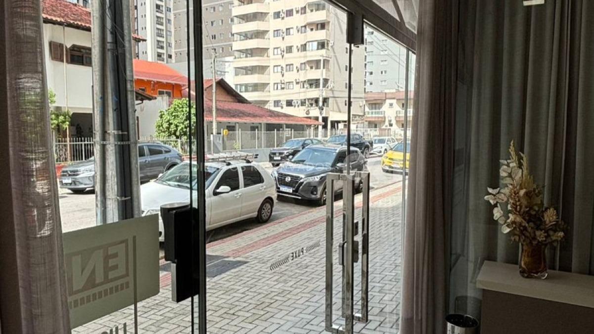 Sala Comercial no Edifício Chateau Blanc na Meia Praia, Itapema