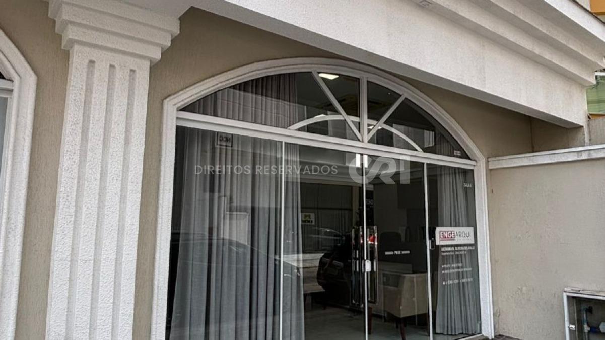 Sala Comercial no Edifício Chateau Blanc na Meia Praia, Itapema