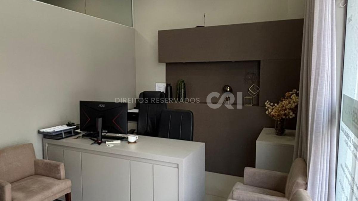 Sala Comercial no Edifício Chateau Blanc na Meia Praia, Itapema
