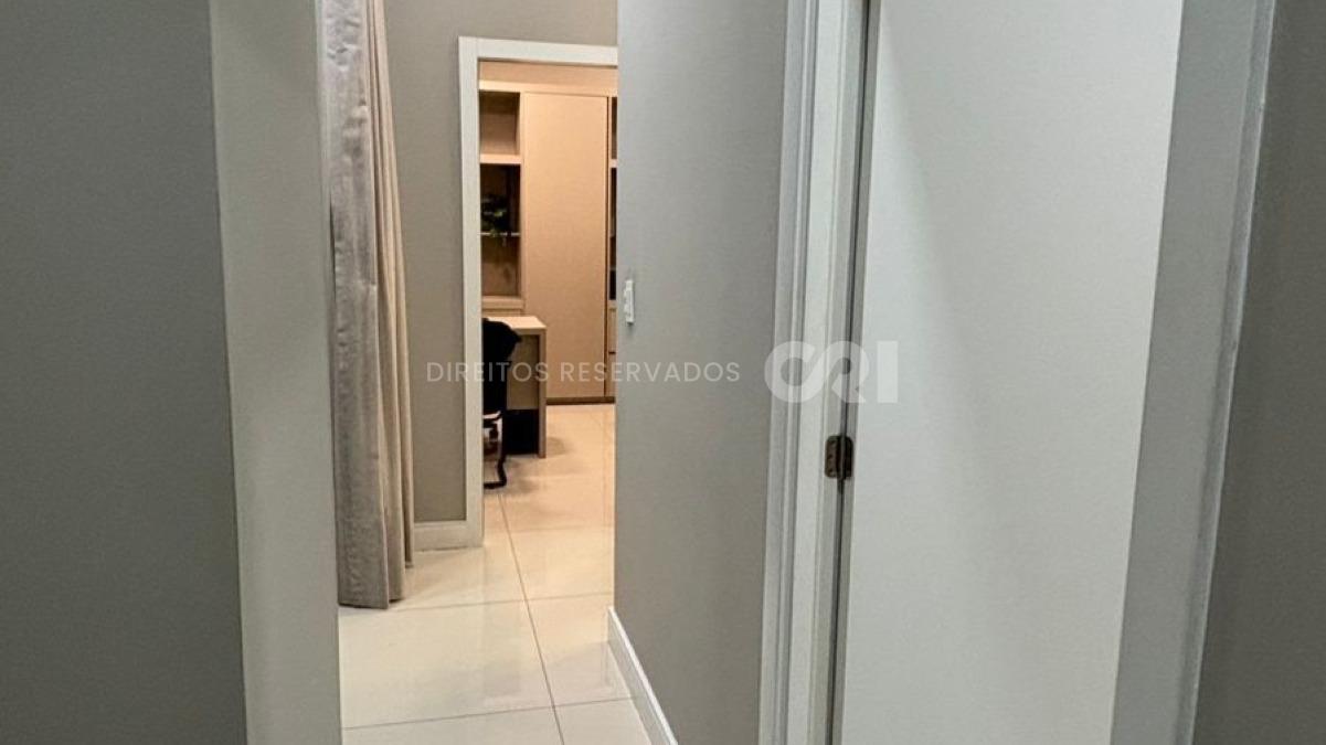 Sala Comercial no Edifício Chateau Blanc na Meia Praia, Itapema