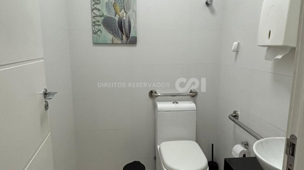 Sala Comercial no Edifício Chateau Blanc na Meia Praia, Itapema