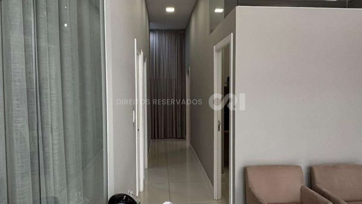 Sala Comercial no Edifício Chateau Blanc na Meia Praia, Itapema