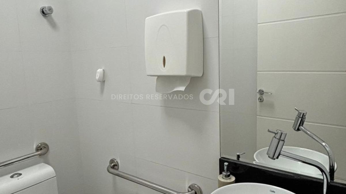 Sala Comercial no Edifício Chateau Blanc na Meia Praia, Itapema