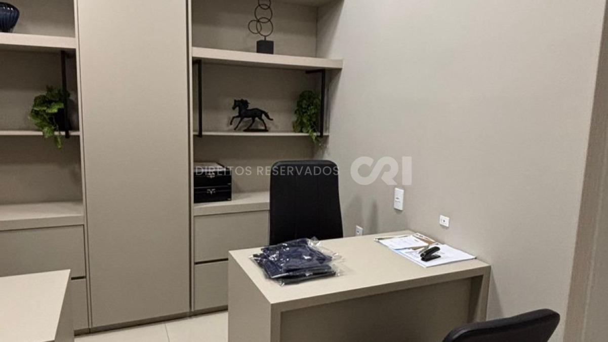 Sala Comercial no Edifício Chateau Blanc na Meia Praia, Itapema