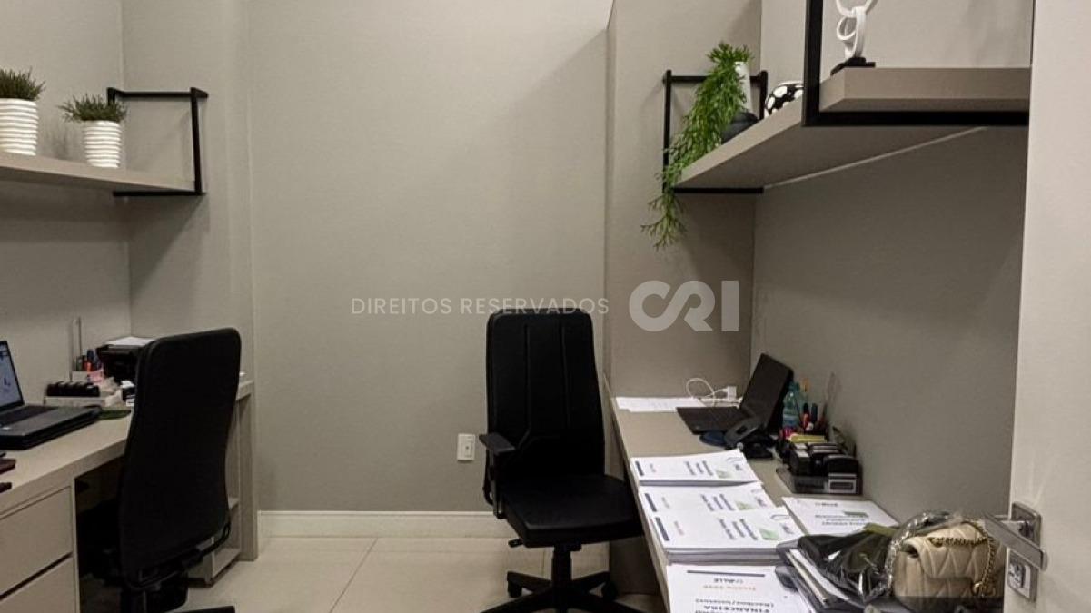 Sala Comercial no Edifício Chateau Blanc na Meia Praia, Itapema