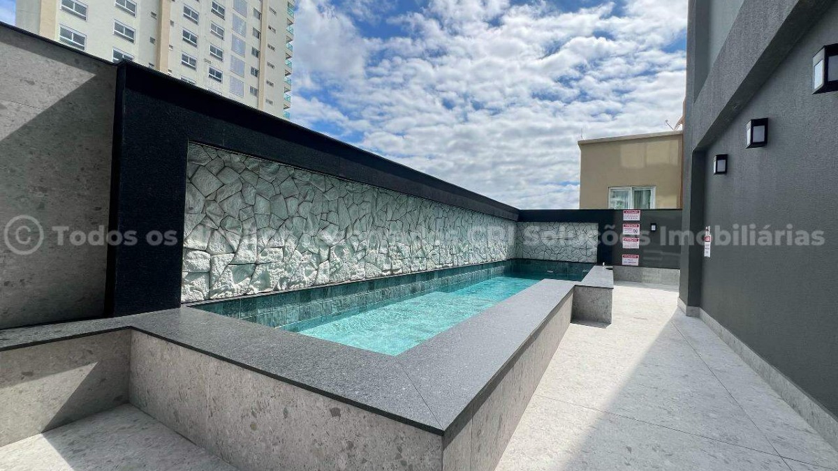 Apartamento com 3 suítes no Edifício Hannah quadra mar na Meia Praia em Itapema