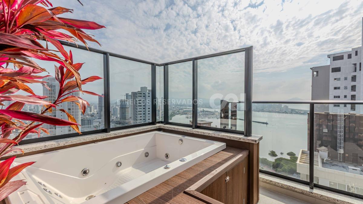 Apartamento com 3 suítes no Edifício Barão de Albuquerque no bairro Fazenda em Itajaí