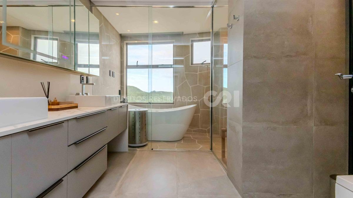 Apartamento com 4 suítes no Edifício Baturité na Barra Sul em Balneário Camboriú
