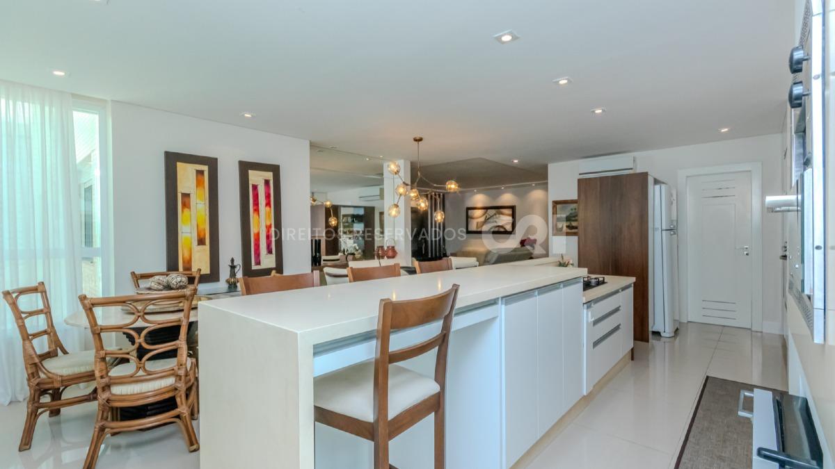 Apartamento com 4 Suítes no Lumiére Residence na Meia Praia em Itapema