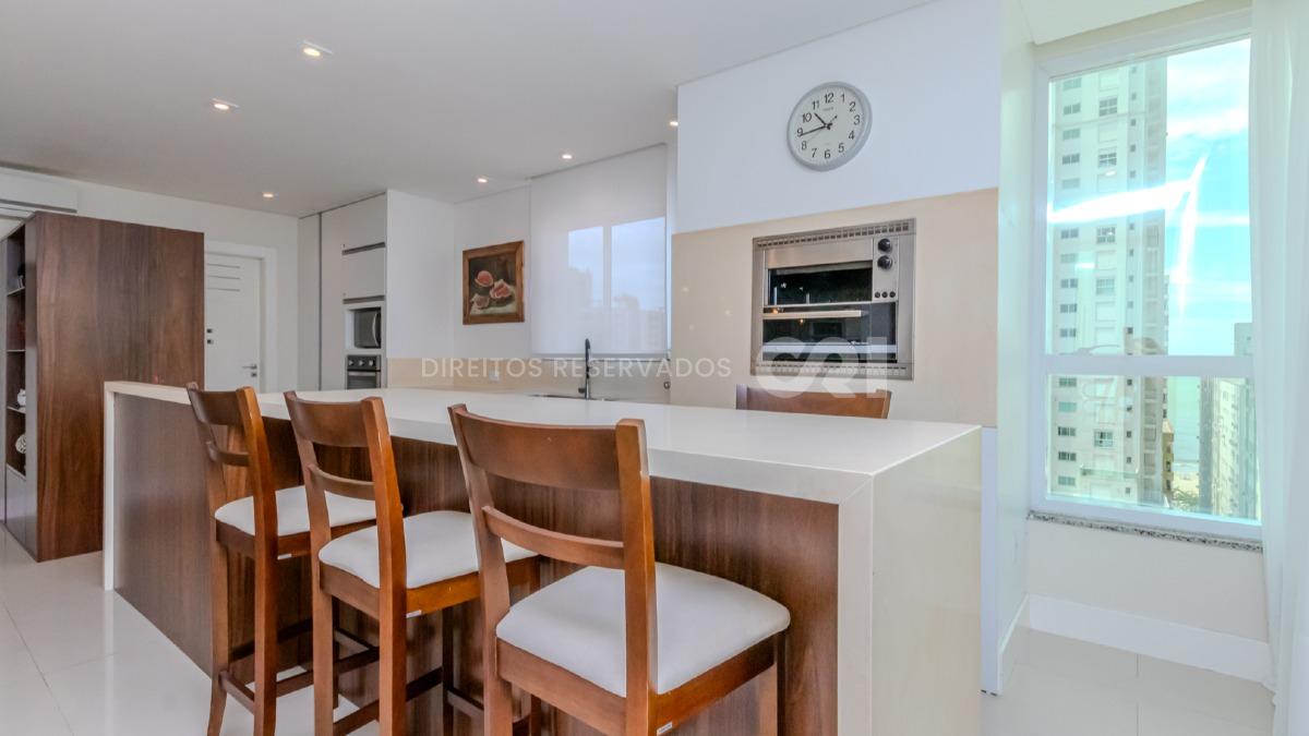 Apartamento com 4 Suítes no Lumiére Residence na Meia Praia em Itapema