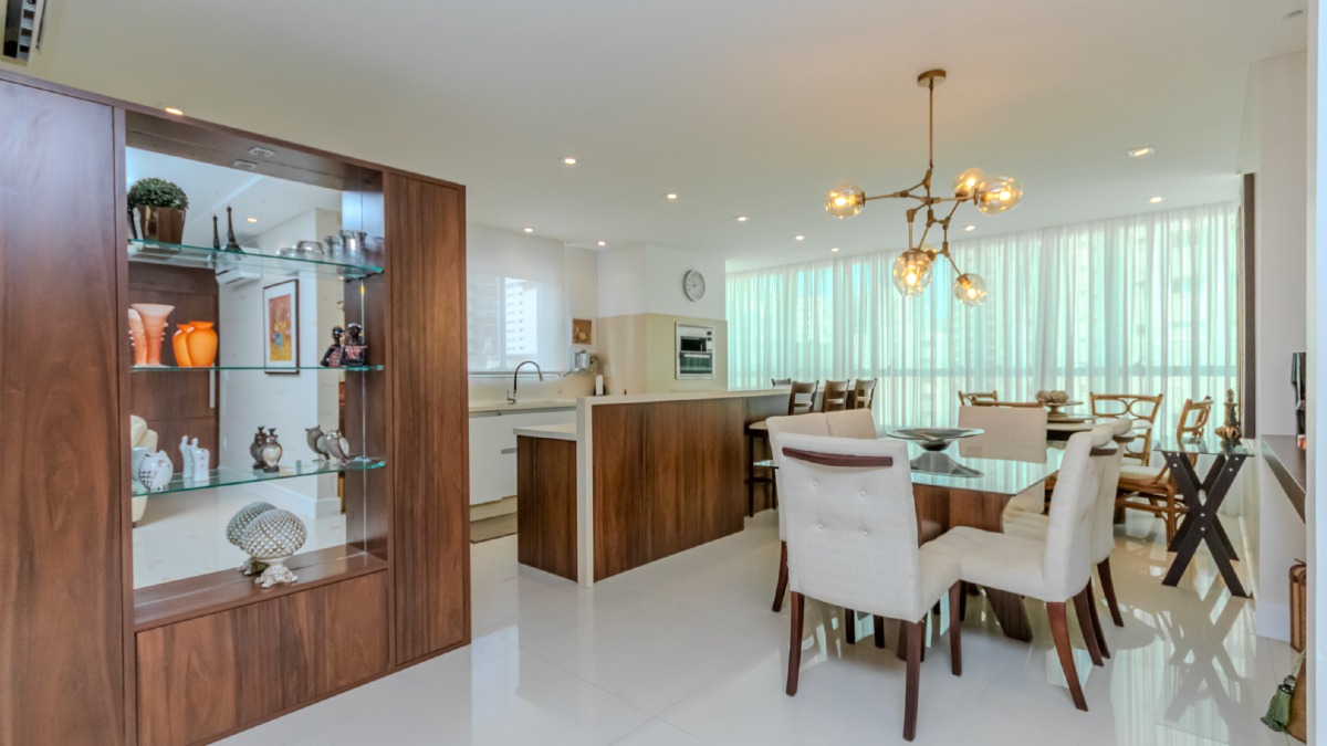Apartamento com 4 Suítes no Lumiére Residence na Meia Praia em Itapema