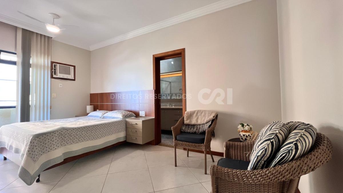 Apartamento com 4 Dormitórios no Center Lorenz I em Meia Praia, Itapema