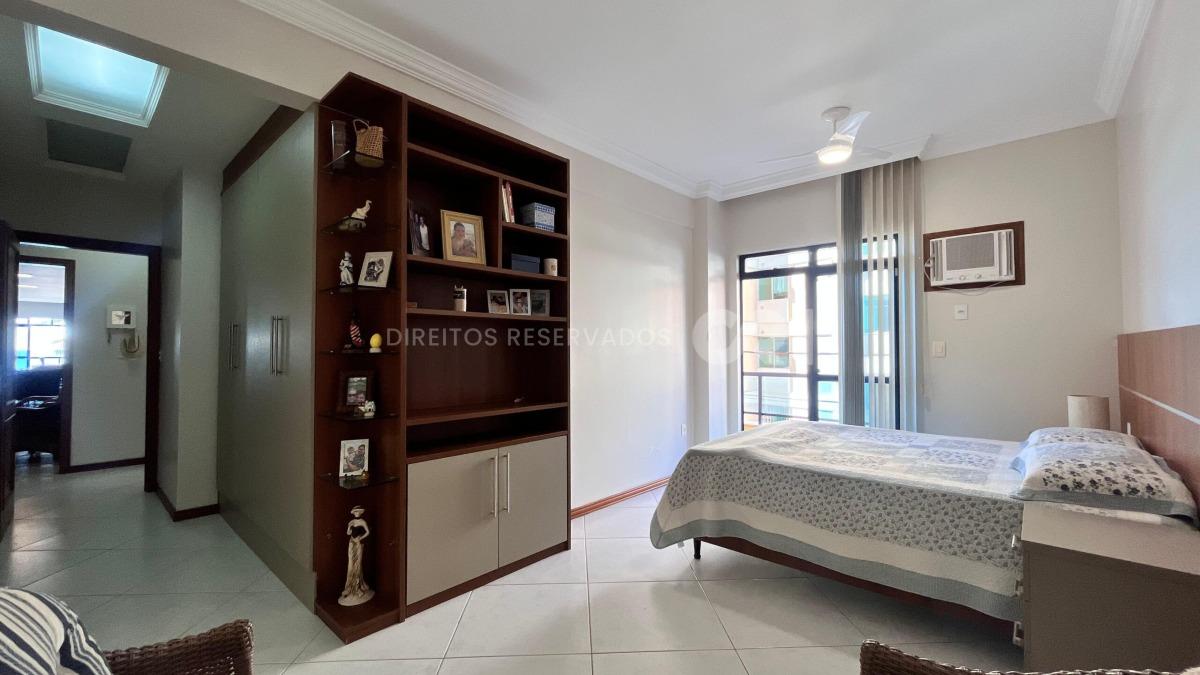 Apartamento com 4 Dormitórios no Center Lorenz I em Meia Praia, Itapema