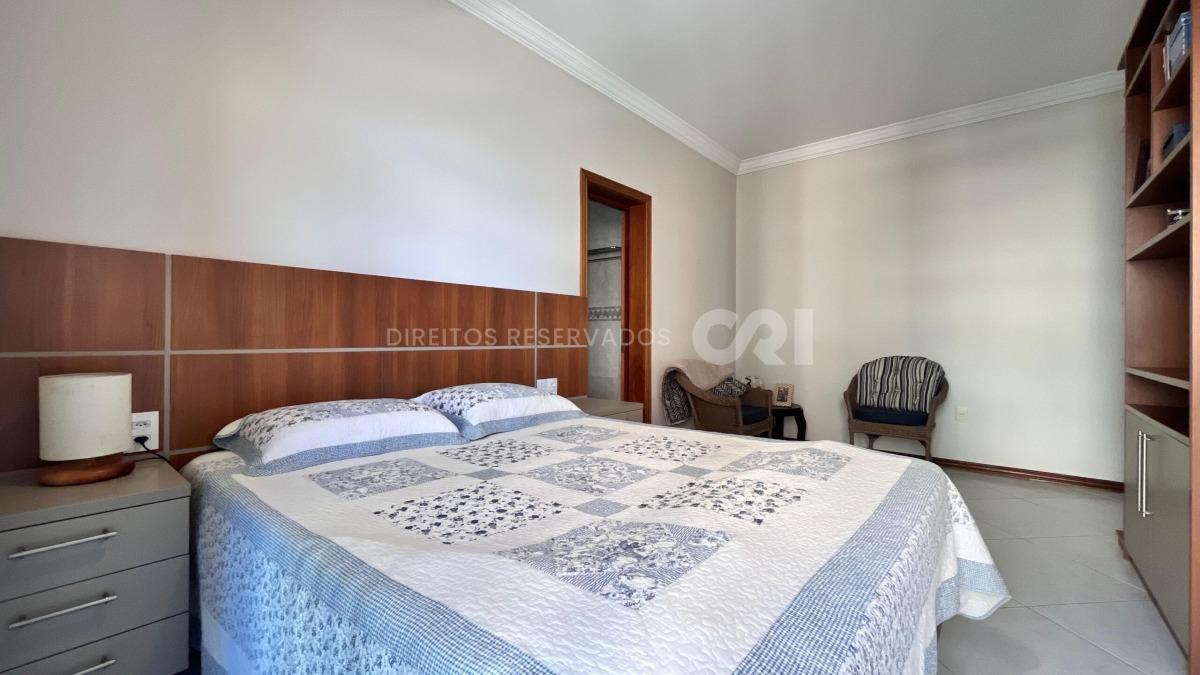 Apartamento com 4 Dormitórios no Center Lorenz I em Meia Praia, Itapema