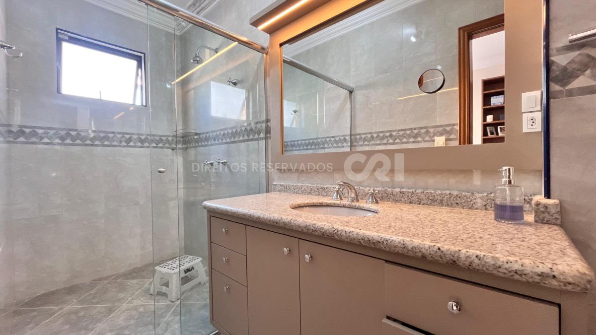 Apartamento com 4 Dormitórios no Center Lorenz I em Meia Praia, Itapema